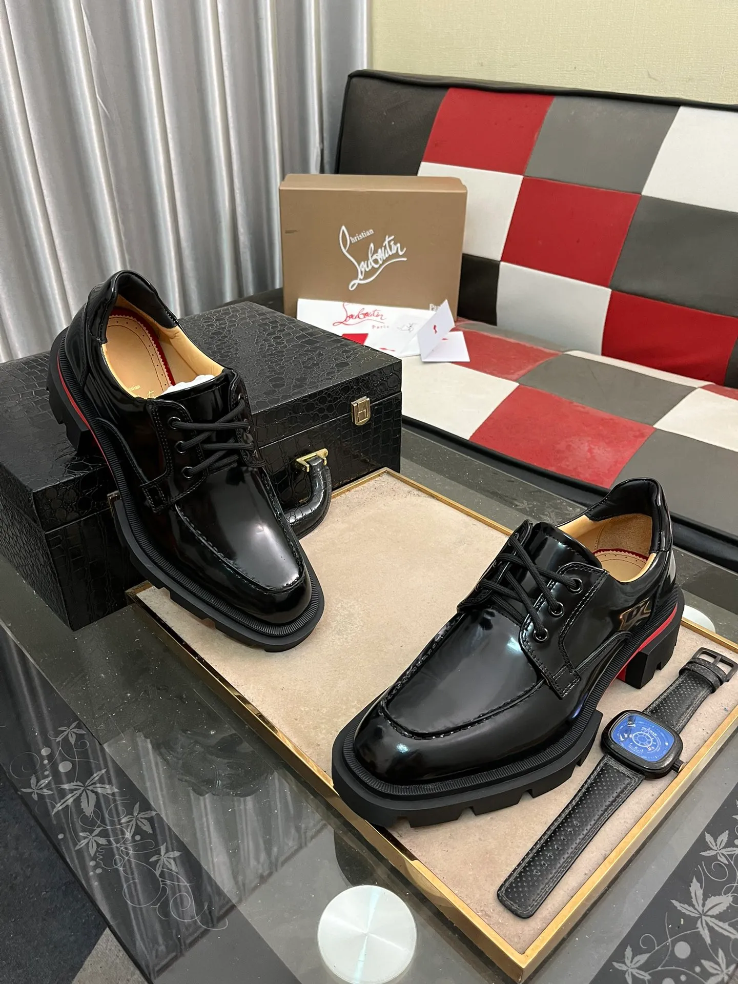 Men's shoes 💰820⌚️⌚️CL New formal leather shoes Christia* Loubouti* red-soled shoes GREGGO men's Oxford shoes Made of imported cowhide/glossy patent leather/stitched contrasting high silk suede. Three-section toe design. Iconic red outsole, the ultimate personalized shoe. Original color cowhide lining. Original Italian leather outsole; fine workmanship brings you a luxurious experience. With its neat silhouette and straightforwardness, GREGGO men's Oxford shoes are Oxford shoes born for city roaming. The elegant lines and classic silhouette exude eternal charm. The black patent leather material is exquisite and eye-catching, adding a sense of luxury to the overall look. The slender toe design is full of elegance, and matched with closed shoelaces of the same color, the sophistication is invisible. The slim sole design provides the shoes with a light foot feel, elegant steps, and a refined and elegant look. Shows outstanding texture.  Standard leather shoe size: 38-44